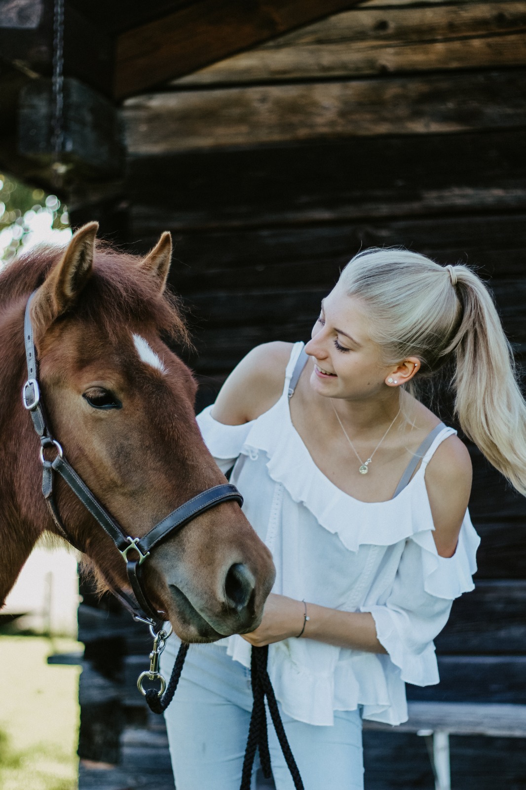 Fotografin Sophie Haberl mit ihrem Pferd Grisu